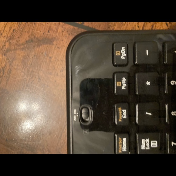 Logitech wireless keyboard. Compatible with windows only - Picture 7 of 14